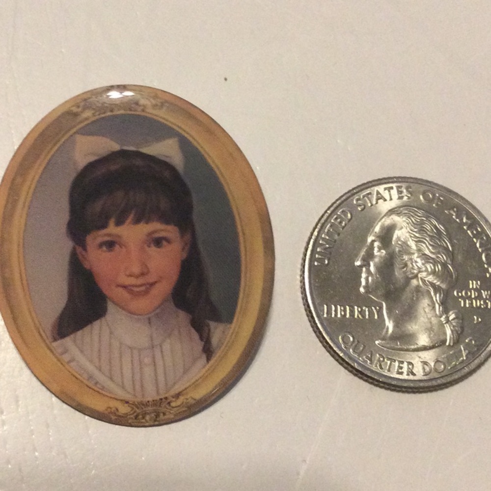 American Girls choker and 8 pins - Picture 13 of 15